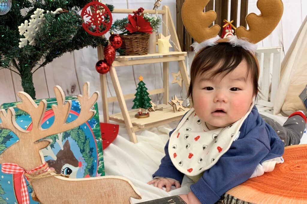 クリスマスパーティーの赤ちゃん