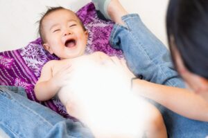 利府町のponoparkでベビーマッサージをして笑顔の赤ちゃん