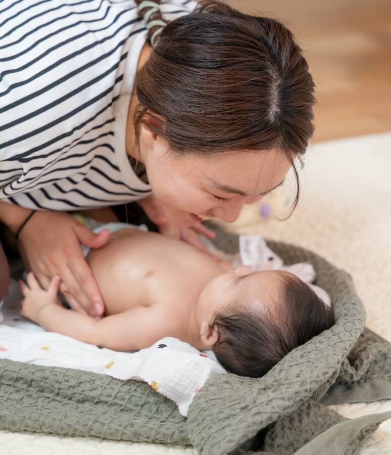 赤ちゃんを見つめる母親