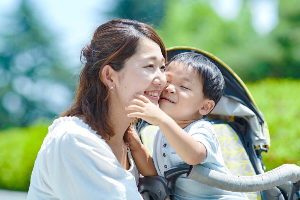 仲良しなママと子ども
